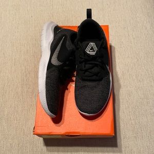 NIB Nike women’s size 8 Flex Experience Shoes